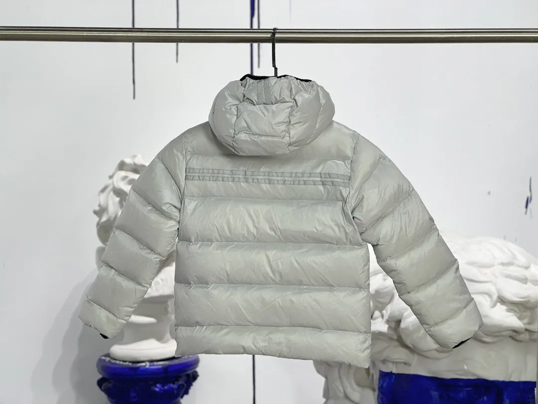 P640 CANADA GOOSE Canada Goose Crofton Children's Down Hoodie Big Goose Down Jacket 5460K Product Features ·This style uses thin channel-filled structural filling: 750-fill duck down, with lightweight fabrics and trims, lightweight and warm, allowing you to move freely ·Decorated with iconic double-stripe reflective details on the back ·Adjustable down hood sewn with reflective trim to enhance warmth and better protect against bad weather ·A weatherproof placket is designed under the two-way zipper to prevent wind and keep warm. The zipper opens from the bottom for increased range of motion and improved breathability. Power Stretch® reflective cuffs are stylish and lightweight, adding wind protection and warmth and making you more visible in low-light environments. Goose I.D. heritage label on the inside. 2 exterior pockets: Hand pockets with zipper closure and tricot fabric at the joints for softness and warmth.